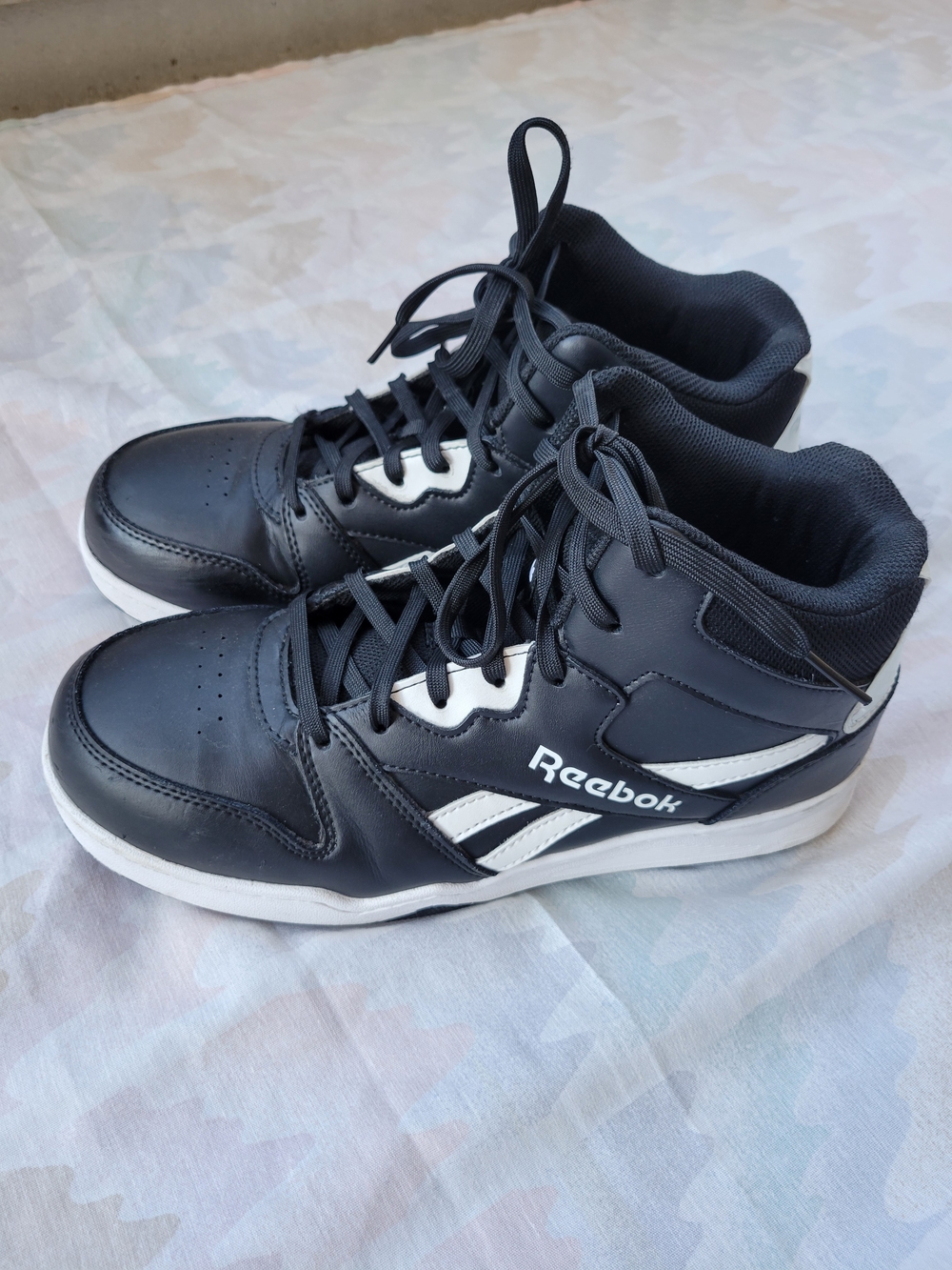 Reebok Black and White Mid-Top Athletic Sneakers Size 9M